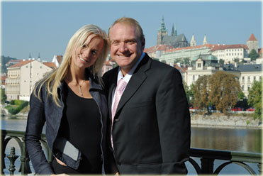 Mezinárodní pár Jerry a Denisa, kteří seznamují české ženy z celého světa.